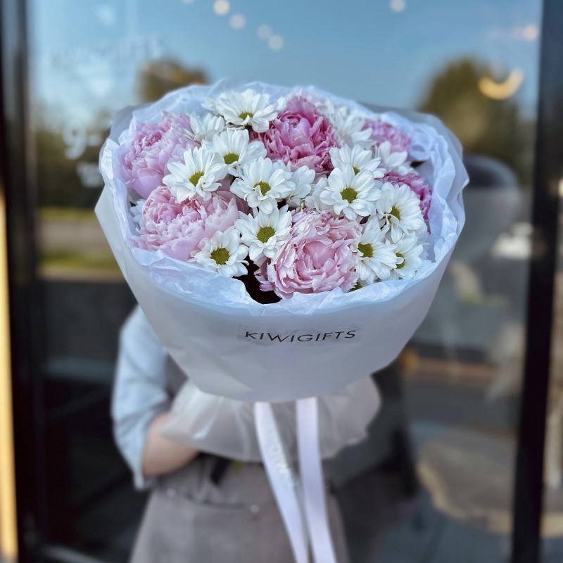 Букет из пионов и хризантем