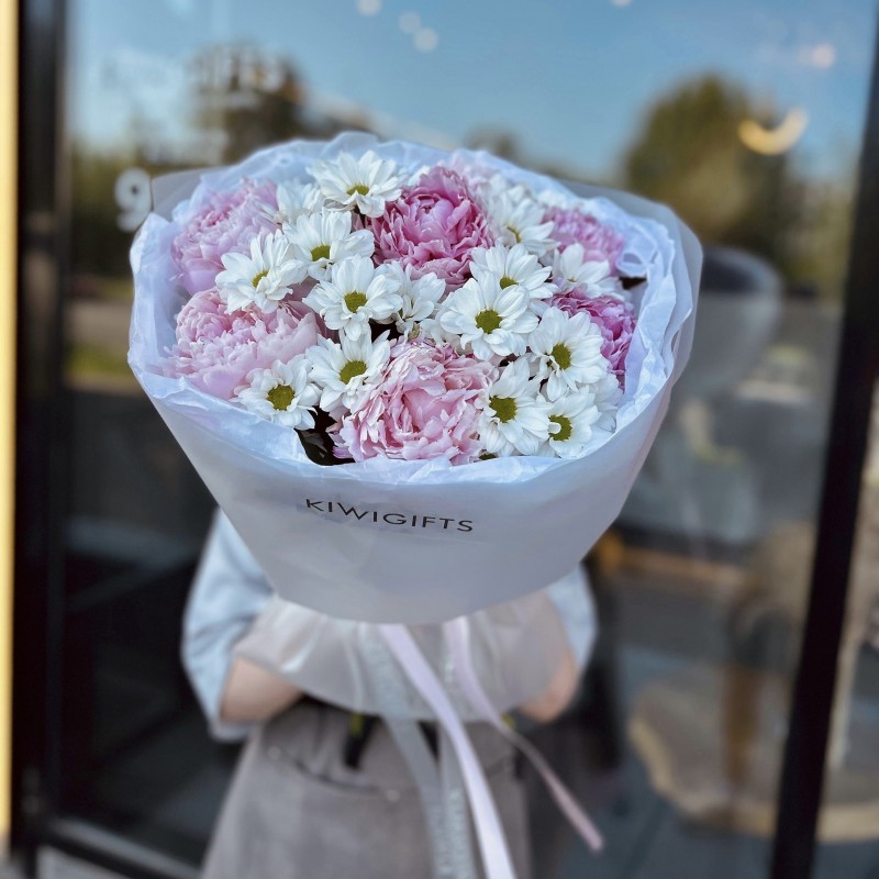 Букет из пионов и хризантем