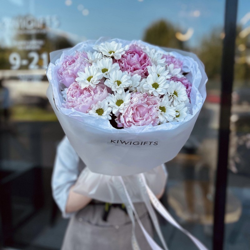 Букет из пионов и хризантем