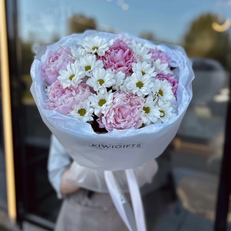 Букет из пионов и хризантем