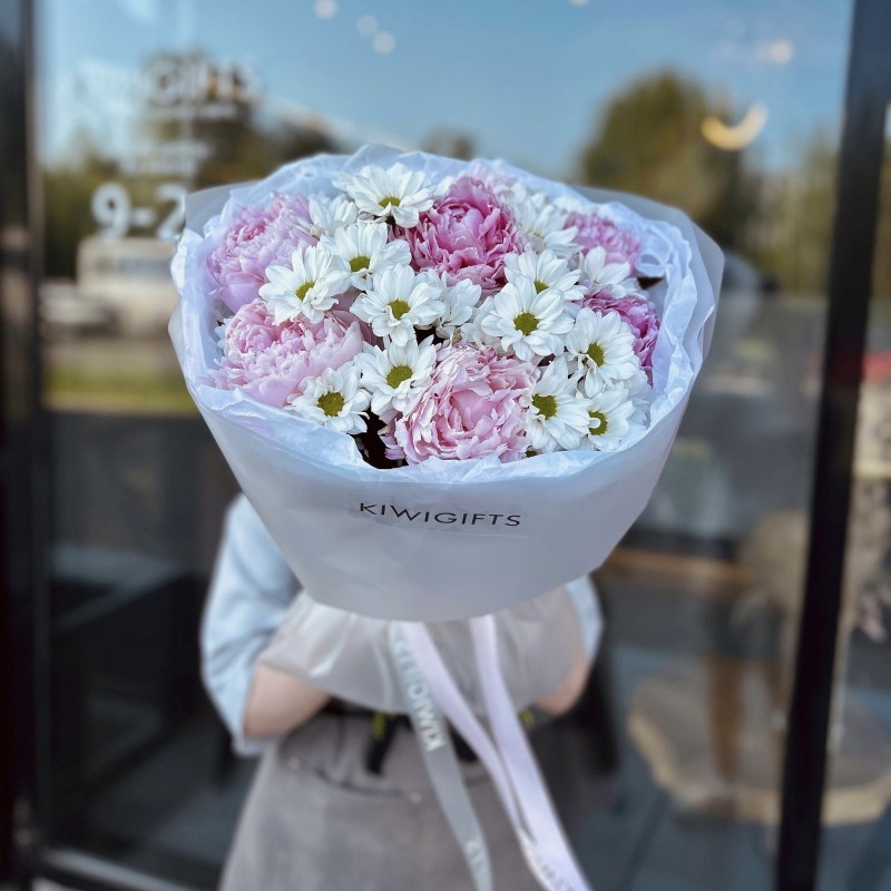 Букет из пионов и хризантем