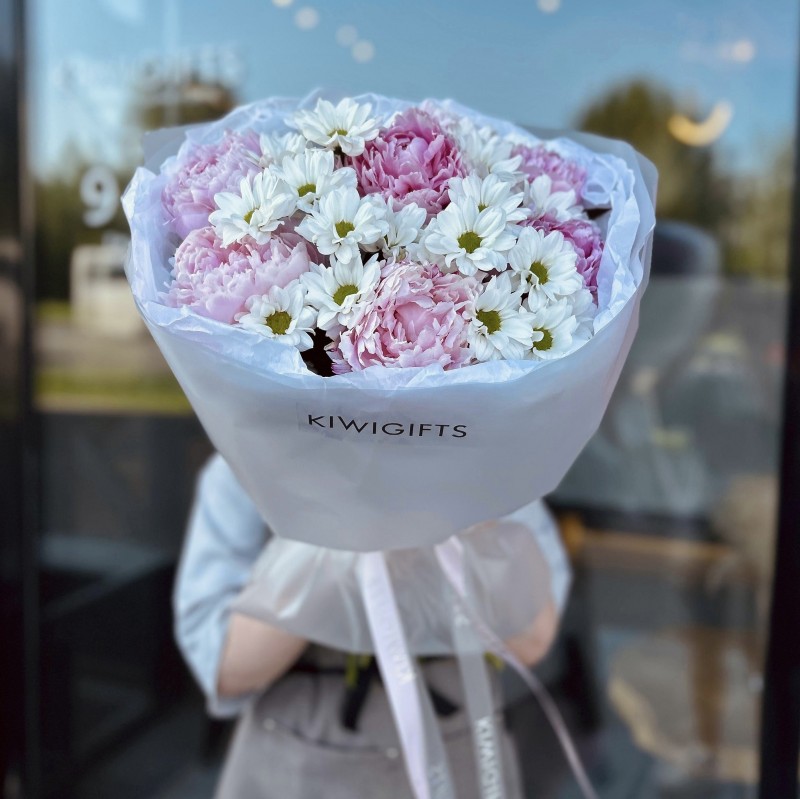 Букет из пионов и хризантем