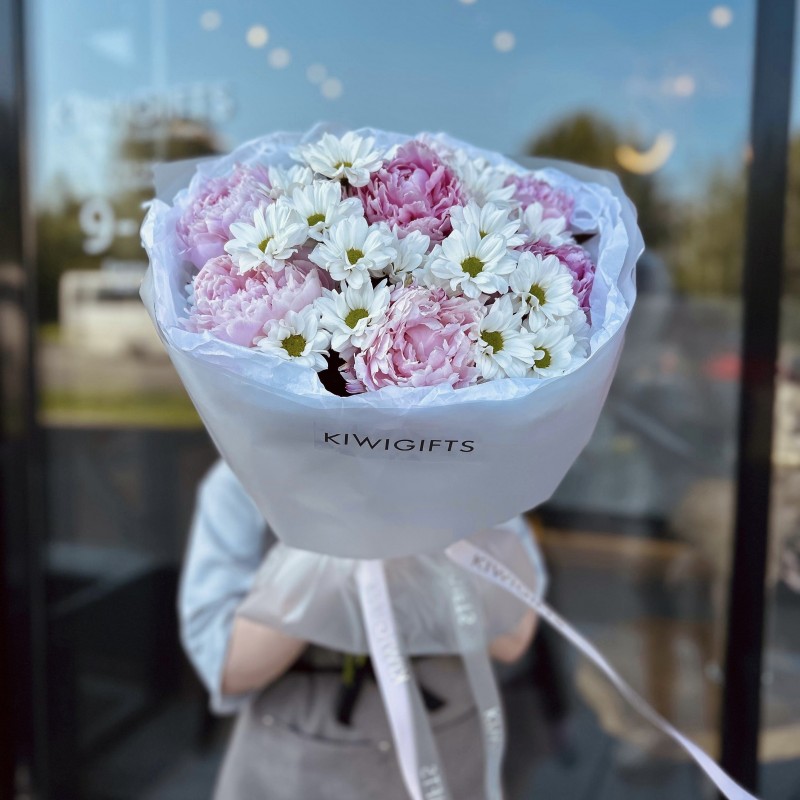 Букет из пионов и хризантем