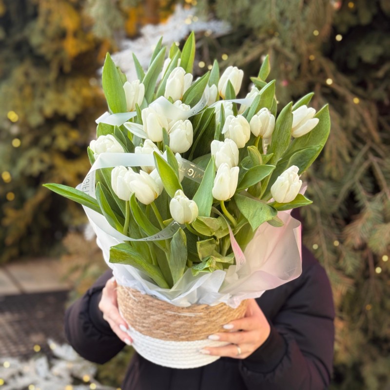 Композиция в корзине из тюльпанов №2