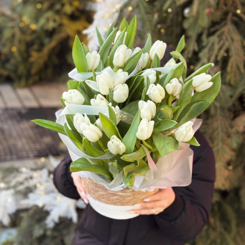 Композиция в корзине из тюльпанов №2