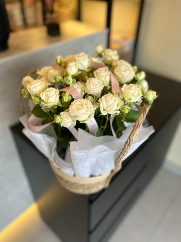 Цветочная композиция из кустовых роз