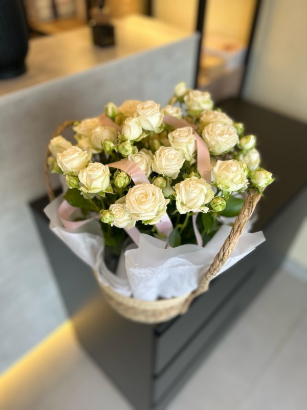 Цветочная композиция из кустовых роз