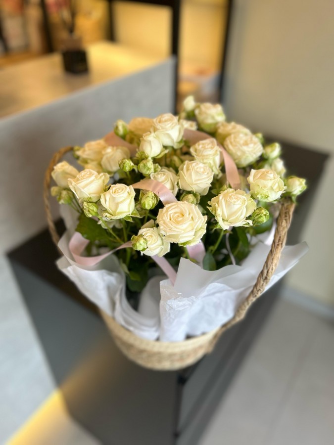 Цветочная композиция из кустовых роз