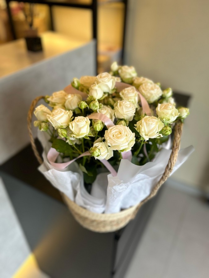 Цветочная композиция из кустовых роз