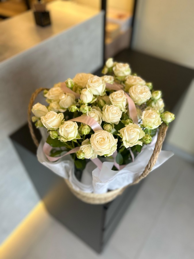 Цветочная композиция из кустовых роз