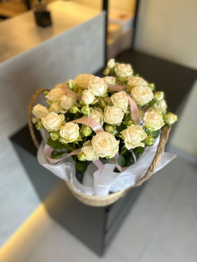 Цветочная композиция из кустовых роз