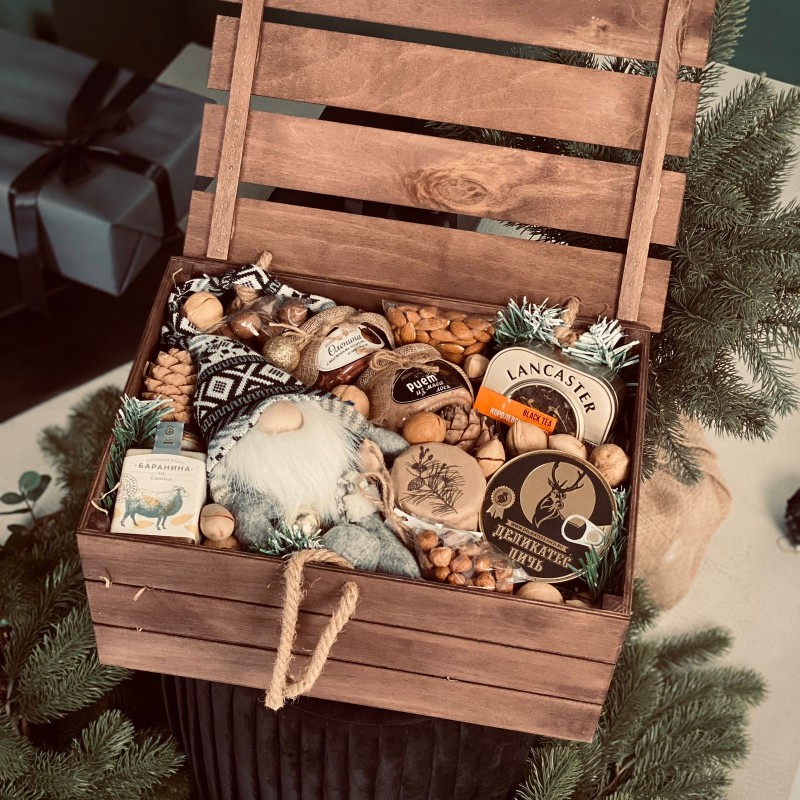 Деревянный подарочный сундук с деликатесами из дичи и новогодним гномом