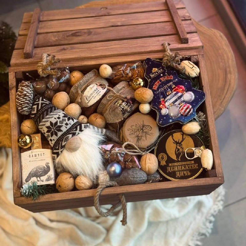 Деревянный подарочный сундук с деликатесами из дичи и новогодним гномом
