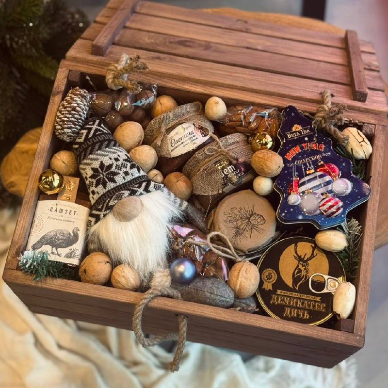 Деревянный подарочный сундук с деликатесами из дичи и новогодним гномом