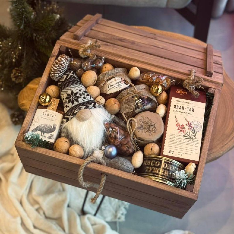 Деревянный подарочный сундук с деликатесами из дичи и новогодним гномом
