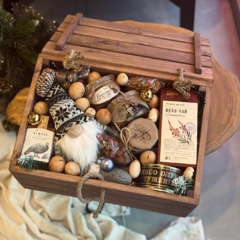 Деревянный подарочный сундук с деликатесами из дичи и новогодним гномом