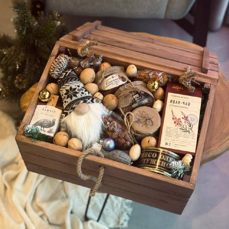 Деревянный подарочный сундук с деликатесами из дичи и новогодним гномом