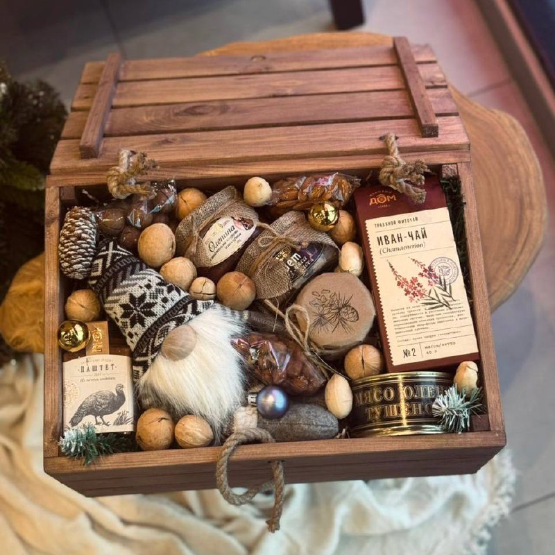 Деревянный подарочный сундук с деликатесами из дичи и новогодним гномом