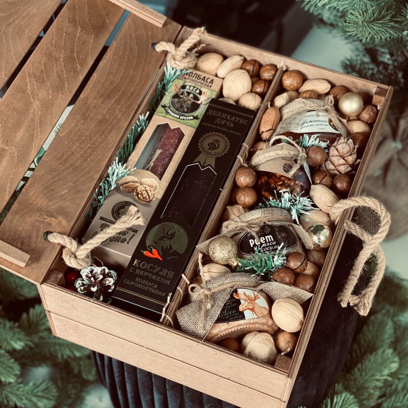 Деревянный подарочный сундук с деликатесами из дичи №1