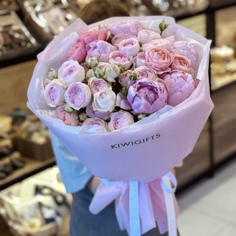 Букет из кустовых роз и пионов