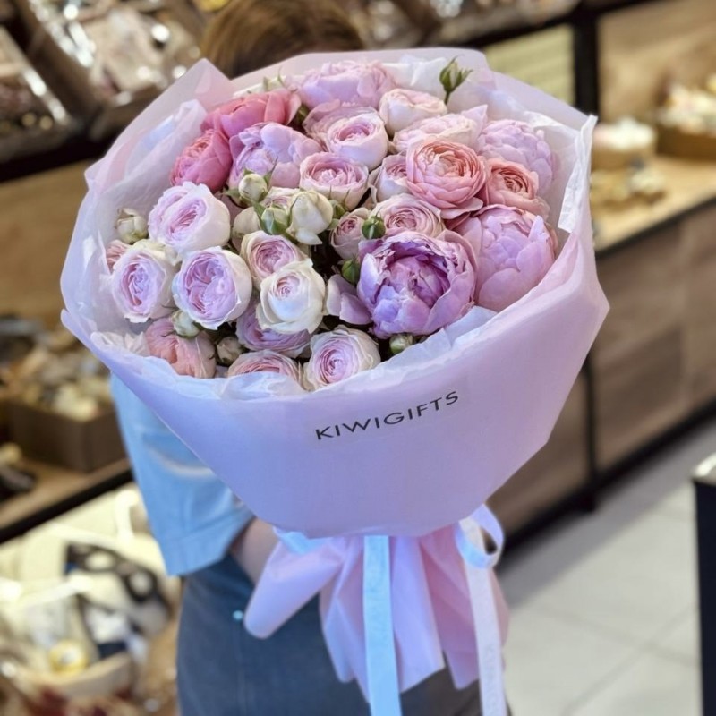 Букет из кустовых роз и пионов