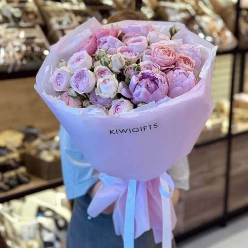 Букет из кустовых роз и пионов