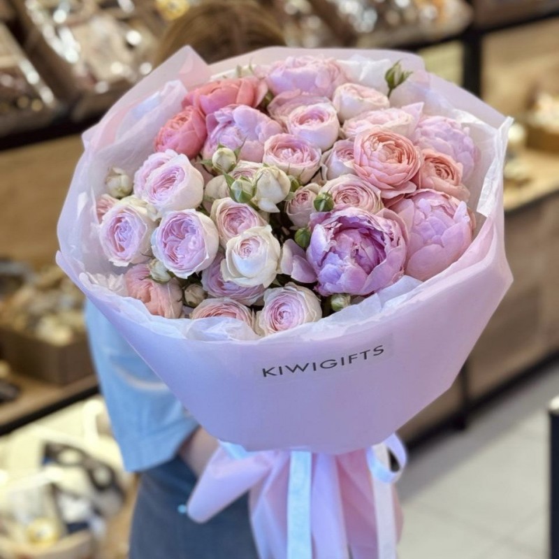 Букет из кустовых роз и пионов