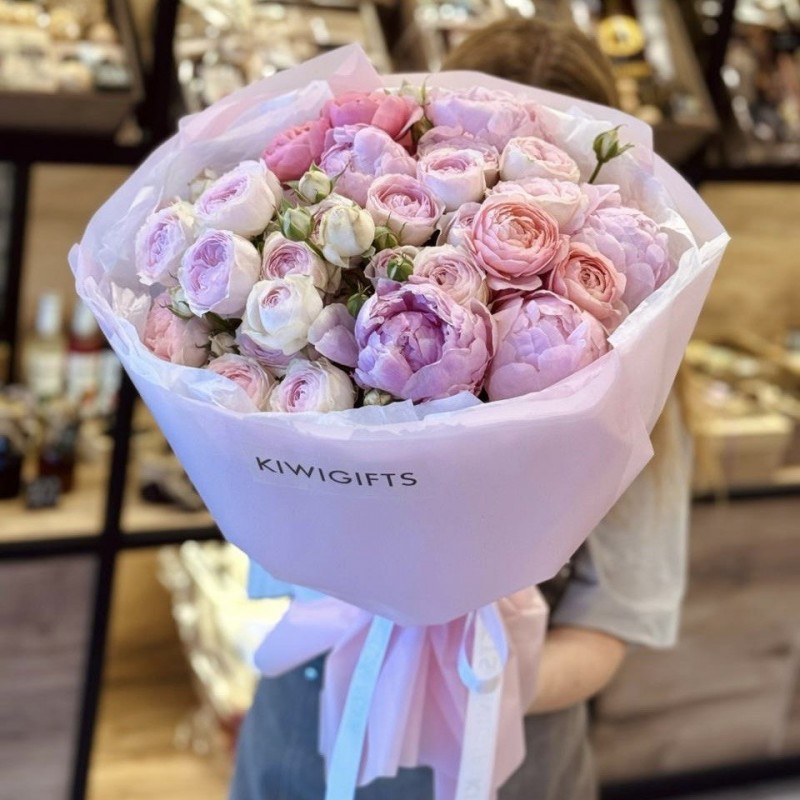 Букет из кустовых роз и пионов